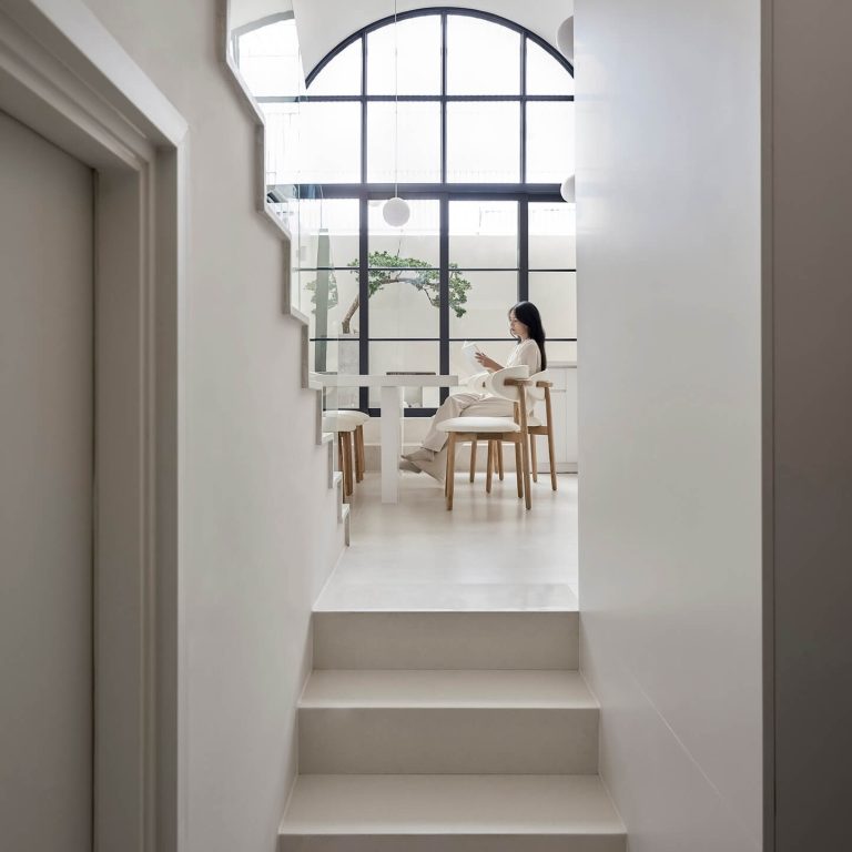 Casa Oasis: Vivienda Unifamiliar con Cocina Central y Techo Abovedado Curvo en Vietnam