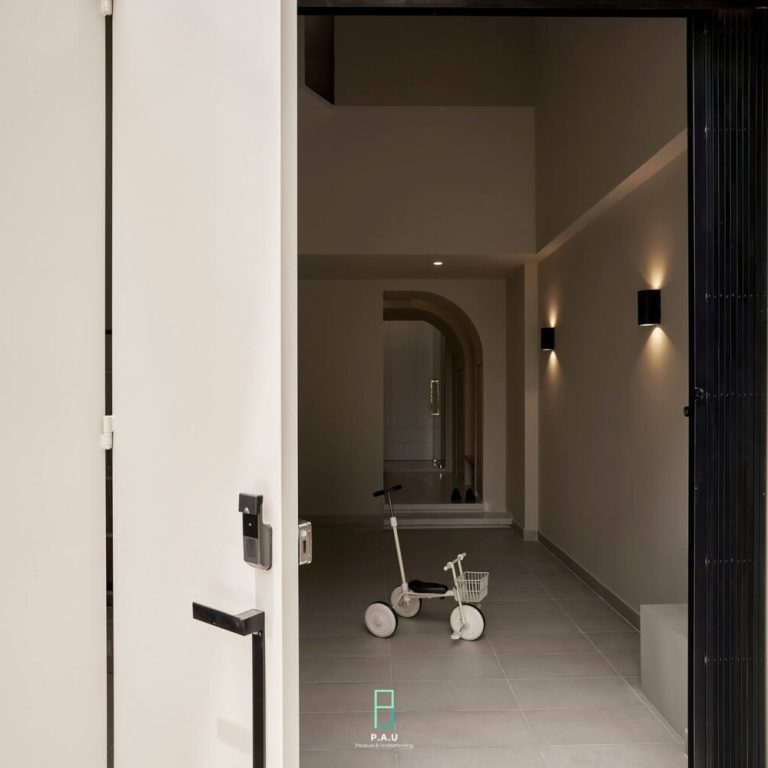 Casa Oasis: Vivienda Unifamiliar con Cocina Central y Techo Abovedado Curvo en Vietnam