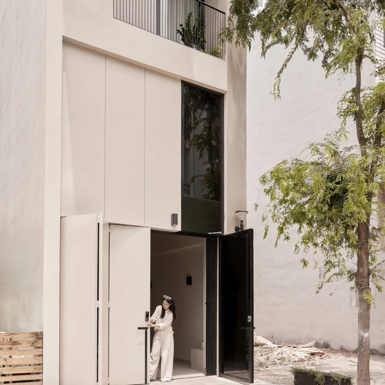 Casa Oasis: Vivienda Unifamiliar con Cocina Central y Techo Abovedado Curvo en Vietnam