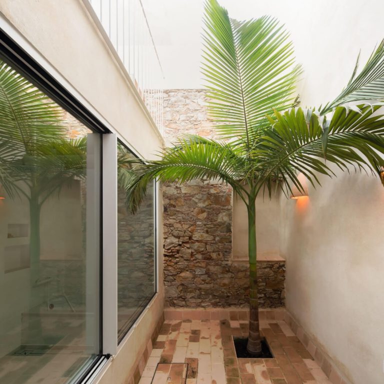 Casa Oché en España por EovaStudio - Patio