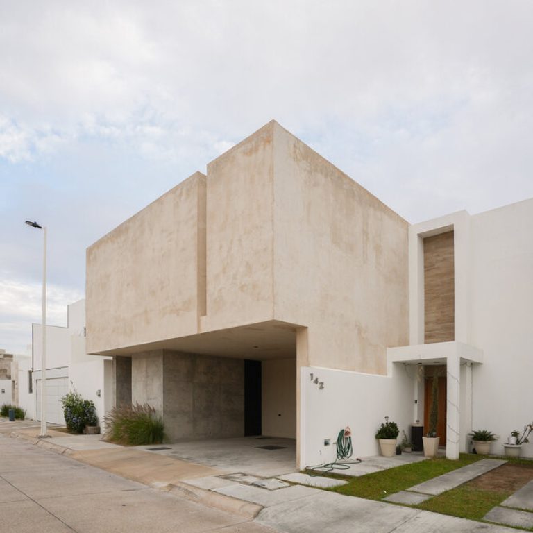 Casa Olivo: Vivienda Contemporánea de Concreto por trescuatro arquitectura