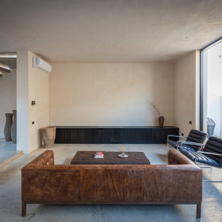Casa Olivo: Vivienda Contemporánea de Concreto por trescuatro arquitectura