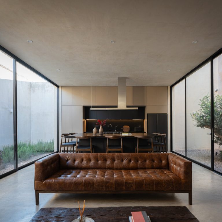 Casa Olivo: Vivienda Contemporánea de Concreto por trescuatro arquitectura