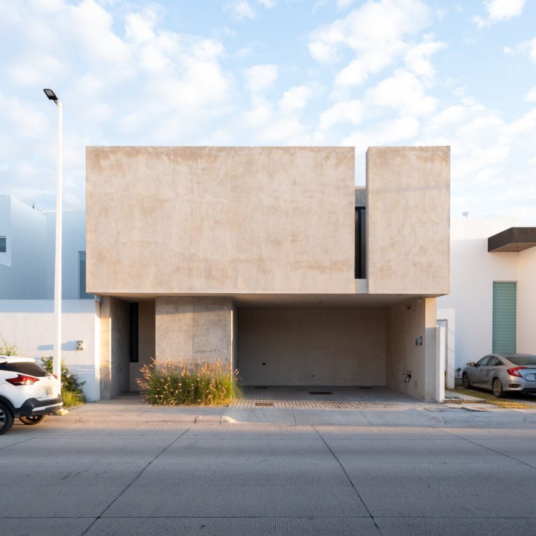 Casa Olivo: Vivienda Contemporánea de Concreto por trescuatro arquitectura