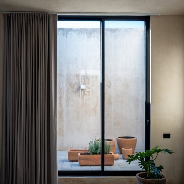 Casa Olivo: Vivienda Contemporánea de Concreto por trescuatro arquitectura