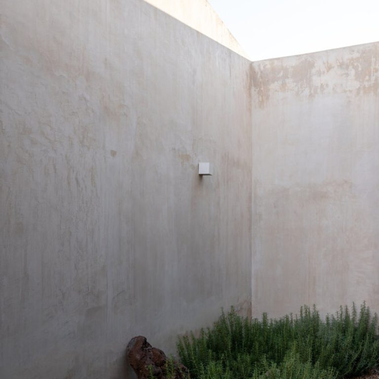 Casa Olivo: Vivienda Contemporánea de Concreto por trescuatro arquitectura
