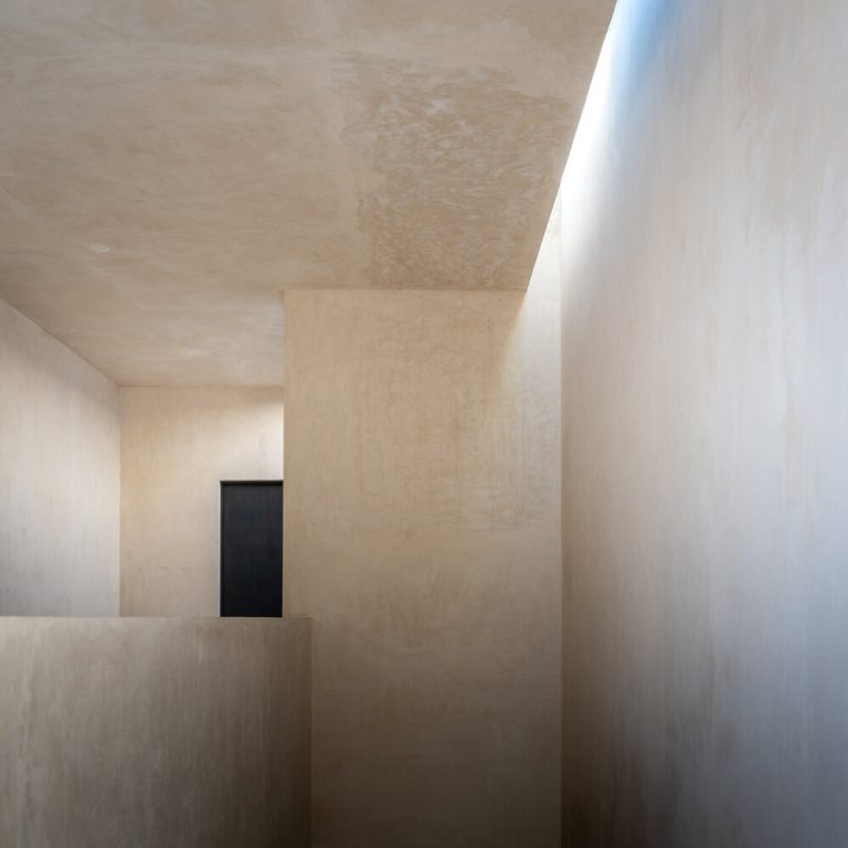 Casa Olivo: Vivienda Contemporánea de Concreto por trescuatro arquitectura
