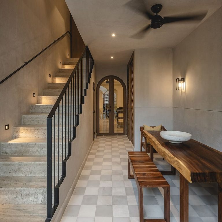 Sala con escalera lineal. Casa Paradiso en Yucatán