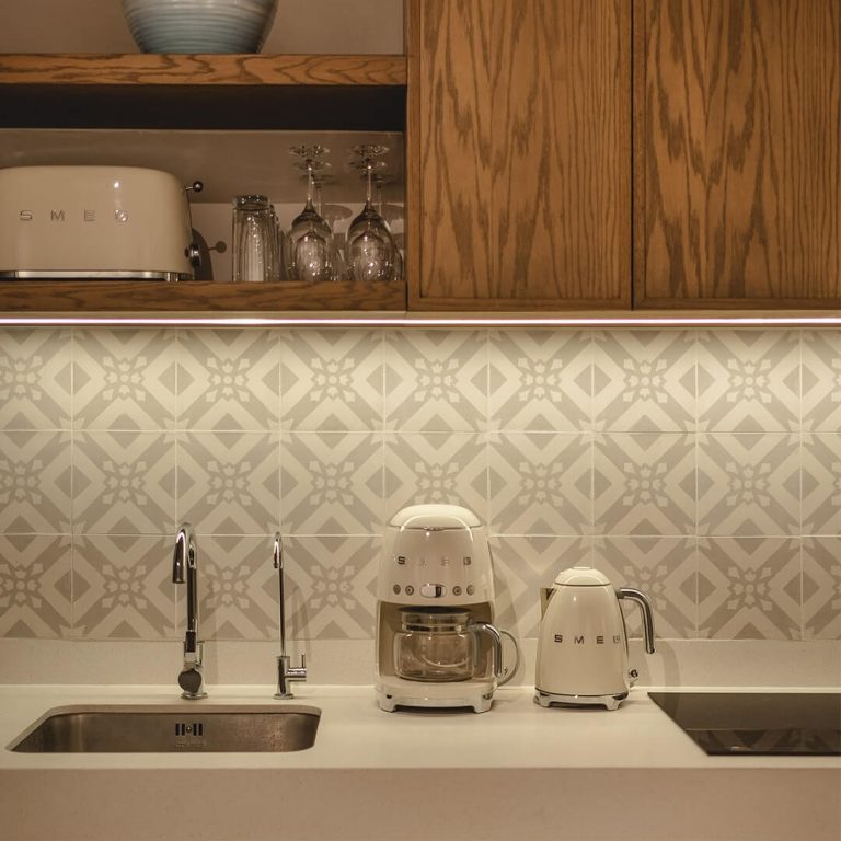 Cocina lineal con carpintería. Casa Paradiso en Yucatán