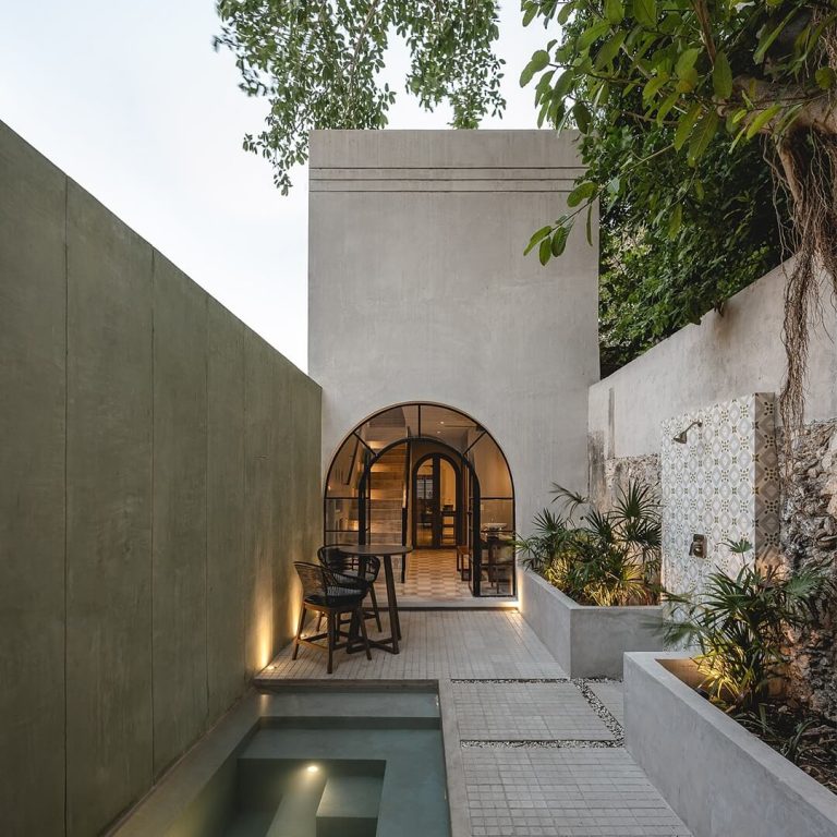Patio estrecho con piscina y puerta ventana en forma de arco. Casa Paradiso en Yucatán