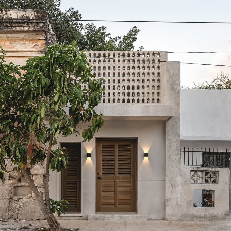 Fachada casa estrecha en Yucatán