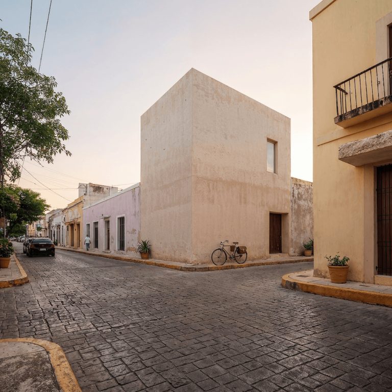 Casa Patio: Arquitectura Contemporánea y Tradición en Valladolid