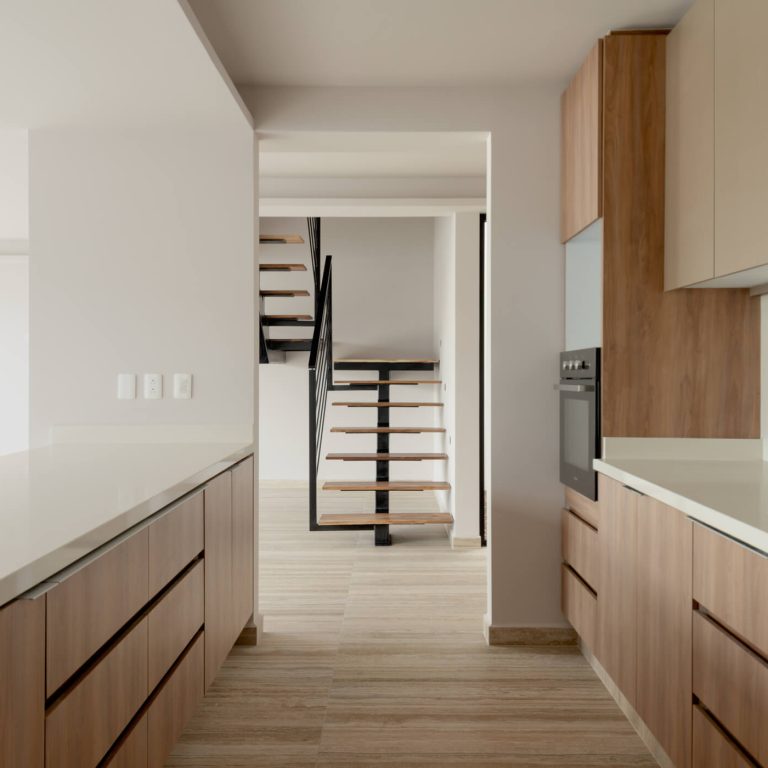 cocoina moderna de madera y escalera de acero
