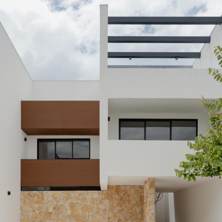 fachada moderna con muros de piedra, color blllanco