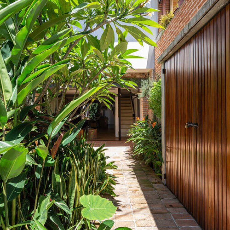 Casa Quatá en Brasil por Canoa Architecture