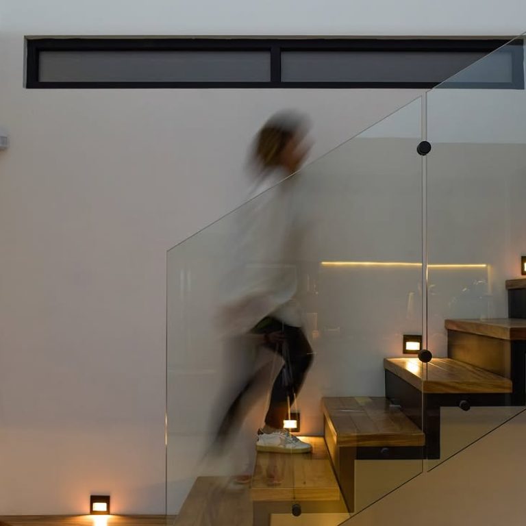Casa R-31 por ELMNTOS arquitectura