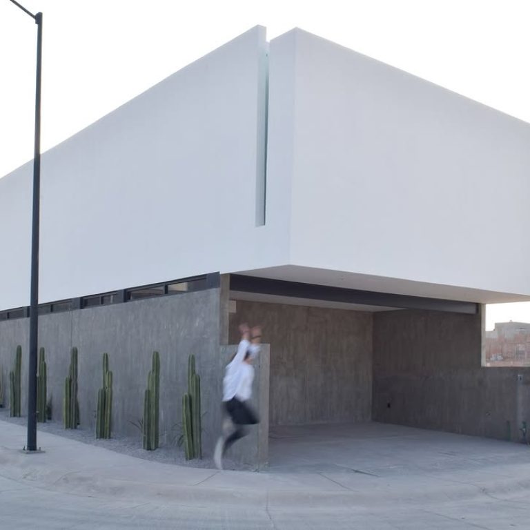 Casa R-31 por ELMNTOS arquitectura