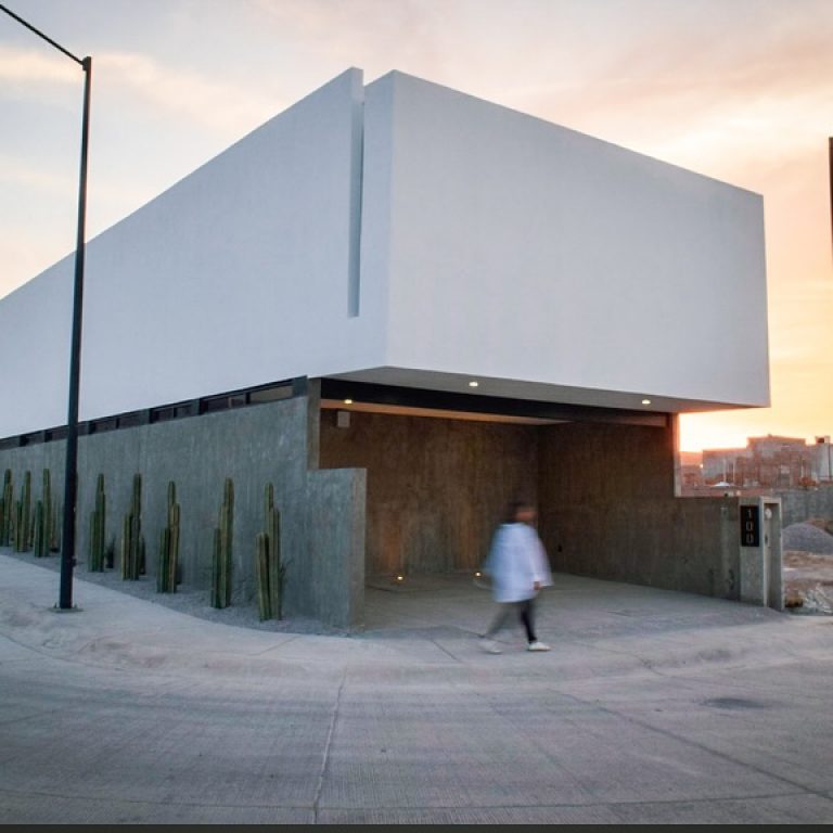 Casa R-31 por ELMNTOS arquitectura