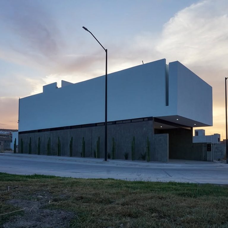 Casa R-31 por ELMNTOS arquitectura