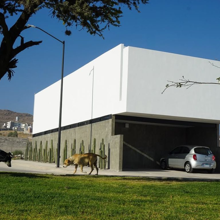 Casa R-31 por ELMNTOS arquitectura