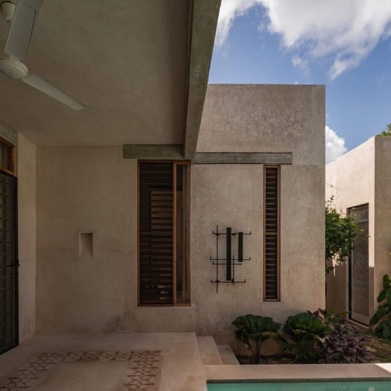 Casa RR 450 en Mérida: Integración de Crujía Histórica y Arquitectura Contemporánea | Paralelo 20