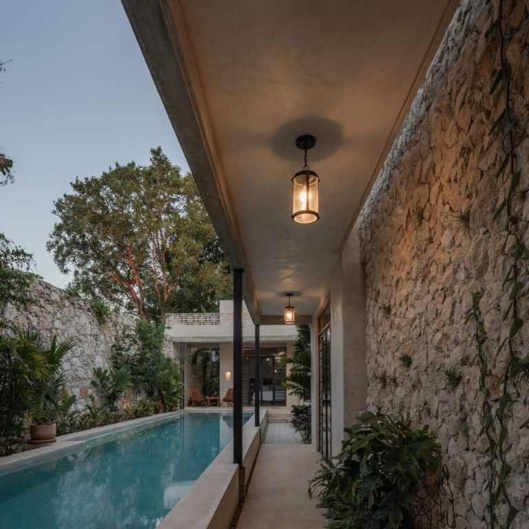 Casa RR 450 en Mérida: Integración de Crujía Histórica y Arquitectura Contemporánea | Paralelo 20