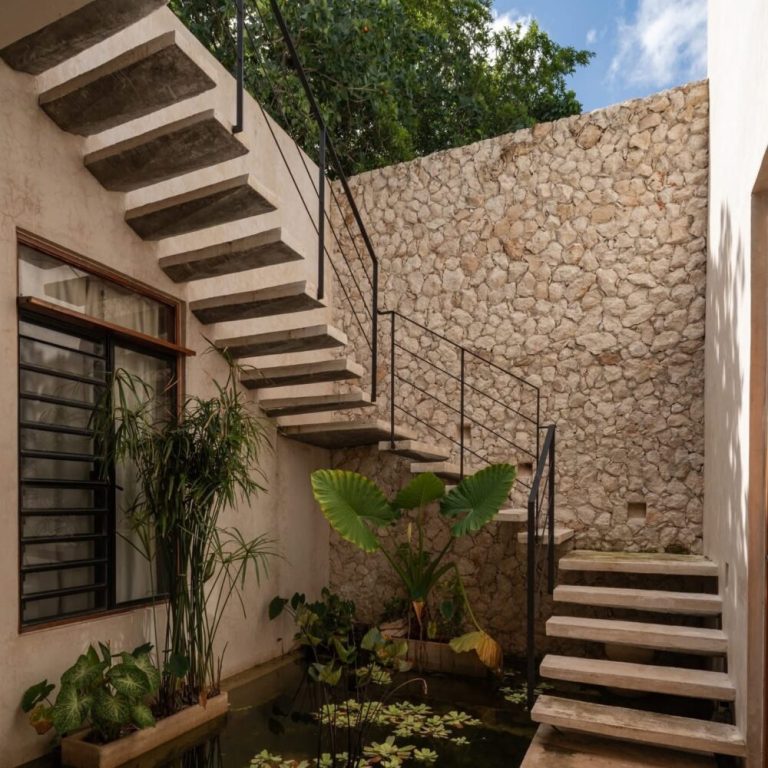 Casa RR 450 en Mérida: Integración de Crujía Histórica y Arquitectura Contemporánea | Paralelo 20