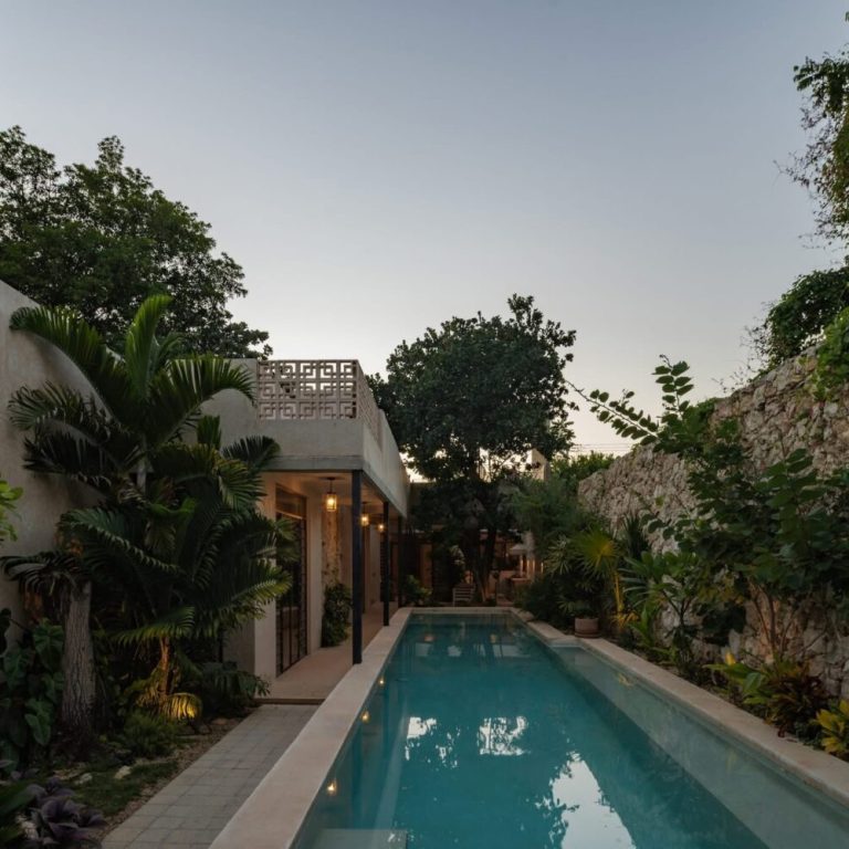Casa RR 450 en Mérida: Integración de Crujía Histórica y Arquitectura Contemporánea | Paralelo 20