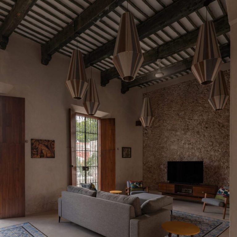 Casa RR 450 en Mérida: Integración de Crujía Histórica y Arquitectura Contemporánea | Paralelo 20