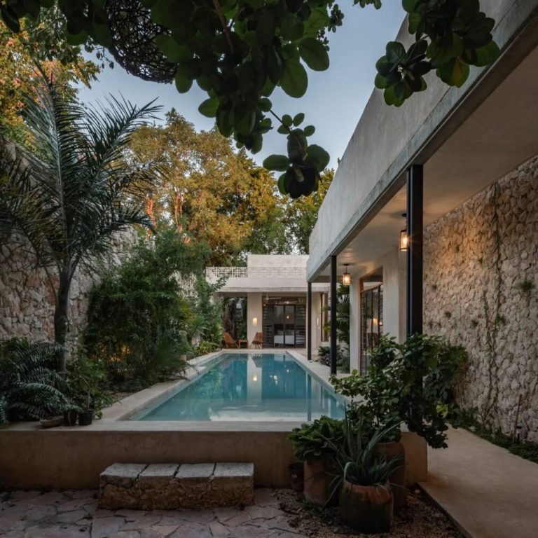 Casa RR 450 en Mérida: Integración de Crujía Histórica y Arquitectura Contemporánea | Paralelo 20
