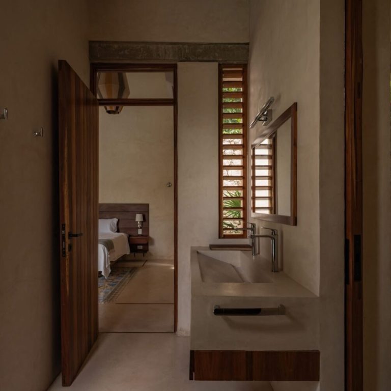 Casa RR 450 en Mérida: Integración de Crujía Histórica y Arquitectura Contemporánea | Paralelo 20