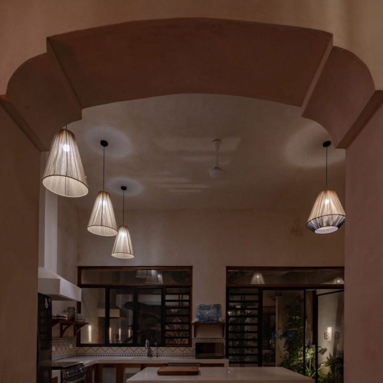 Casa RR 450 en Mérida: Integración de Crujía Histórica y Arquitectura Contemporánea | Paralelo 20