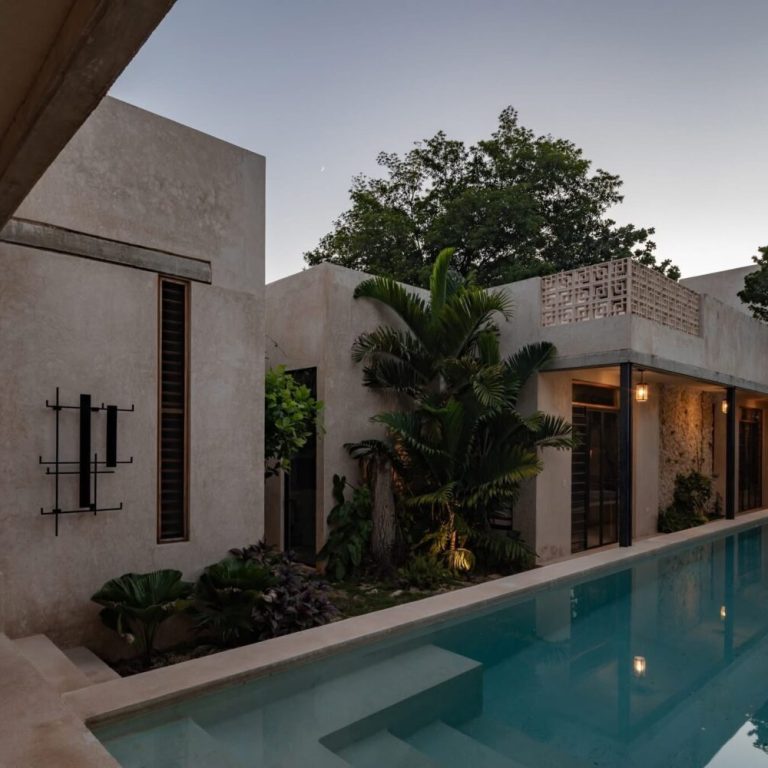 Casa RR 450 en Mérida: Integración de Crujía Histórica y Arquitectura Contemporánea | Paralelo 20