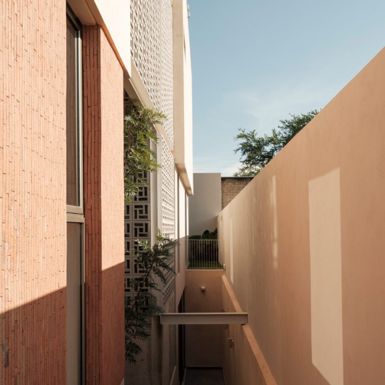 Casa SM: Arquitectura de Luz y Vacíos en Zapopan