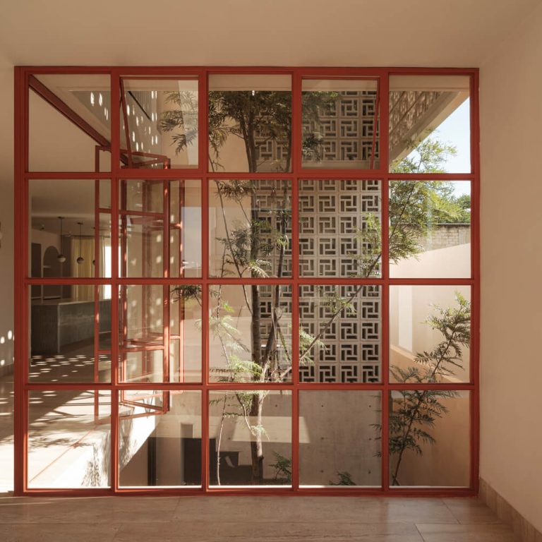 Casa SM: Arquitectura de Luz y Vacíos en Zapopan