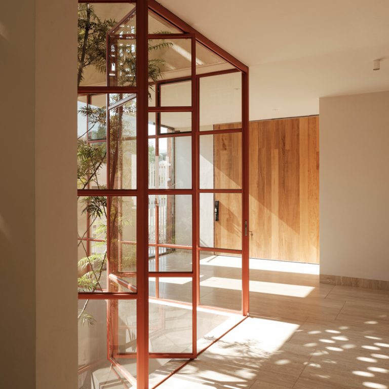 Casa SM: Arquitectura de Luz y Vacíos en Zapopan