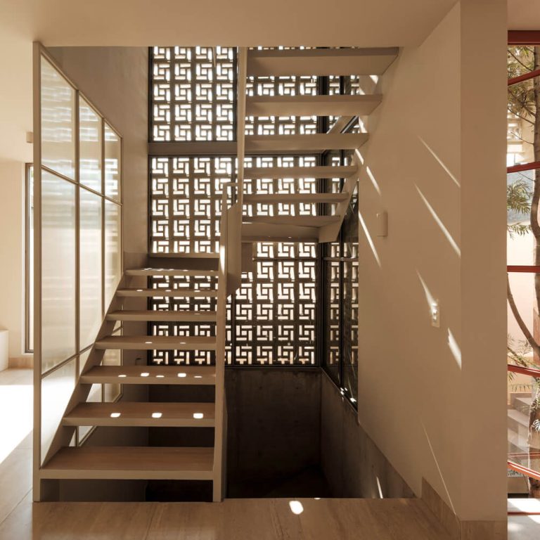Casa SM: Arquitectura de Luz y Vacíos en Zapopan