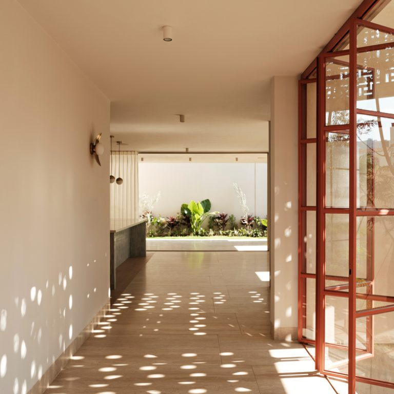 Casa SM: Arquitectura de Luz y Vacíos en Zapopan