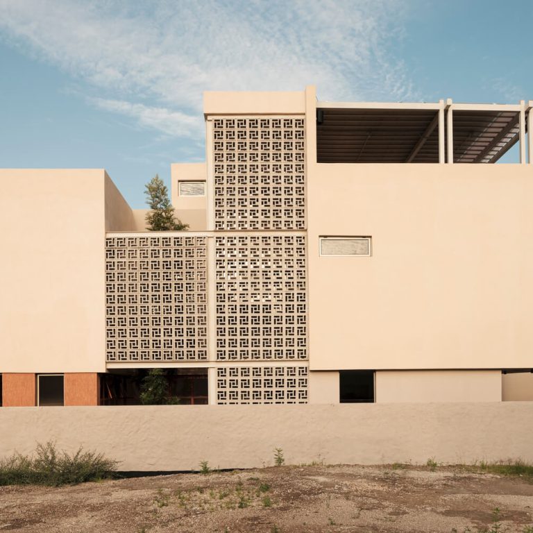 Casa SM: Arquitectura de Luz y Vacíos en Zapopan