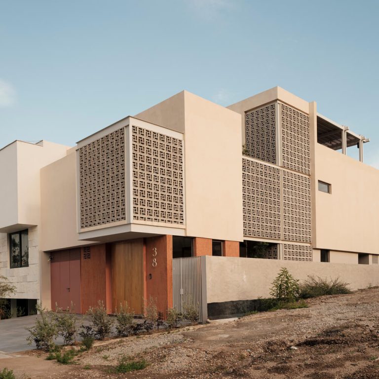 Casa SM: Arquitectura de Luz y Vacíos en Zapopan