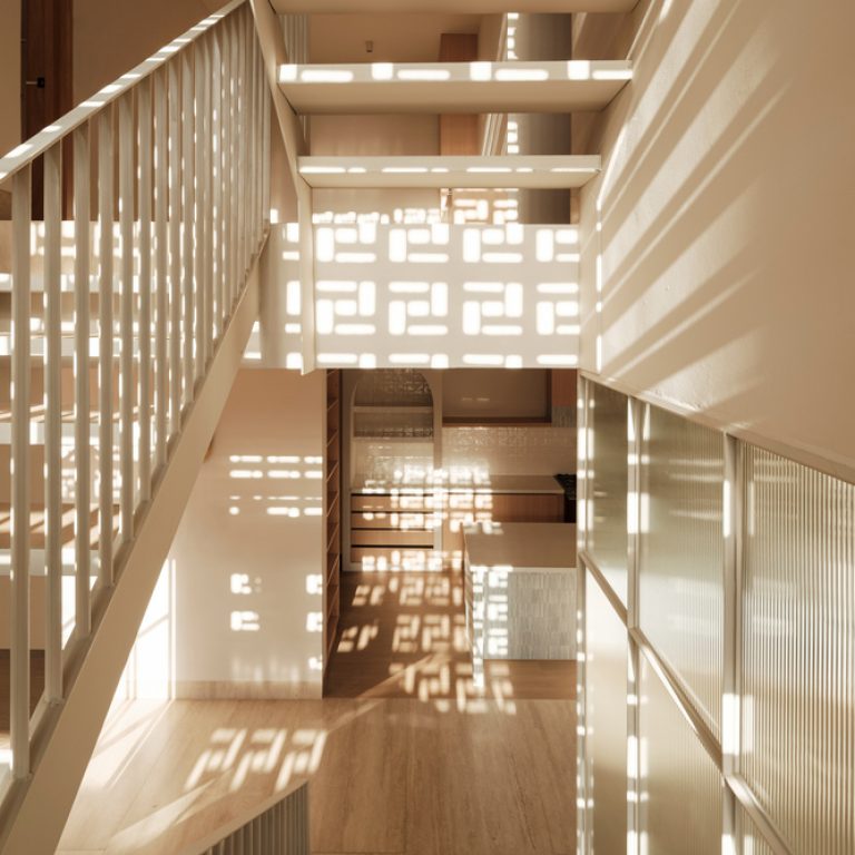 Casa SM: Arquitectura de Luz y Vacíos en Zapopan