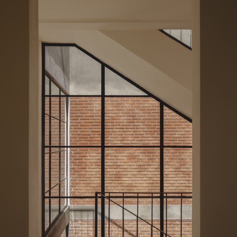 Casa Tiburón en Tláhuac: Arquitectura de Volúmenes y Ladrillo | TALC