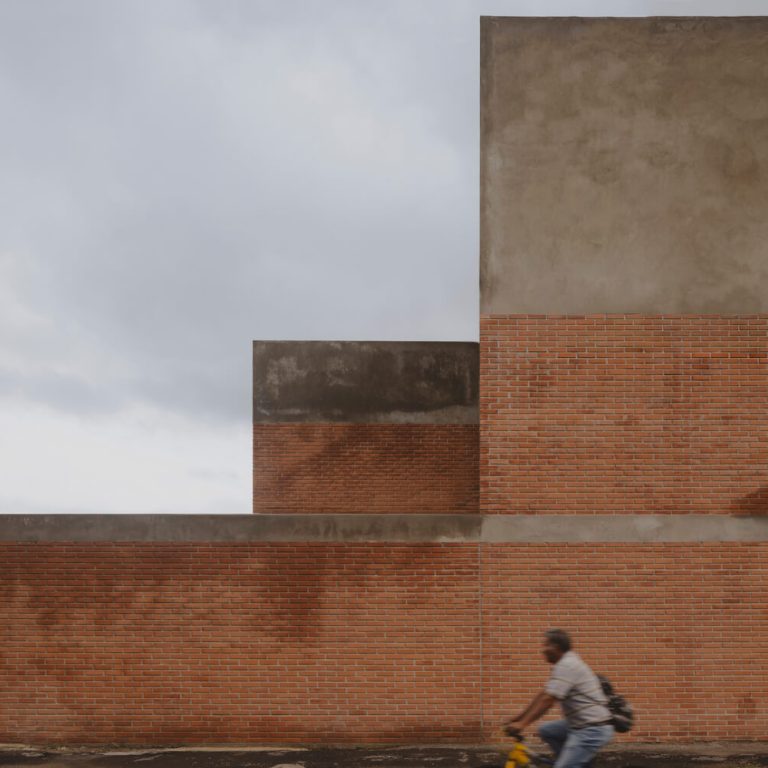 Casa Tiburón en Tláhuac: Arquitectura de Volúmenes y Ladrillo | TALC
