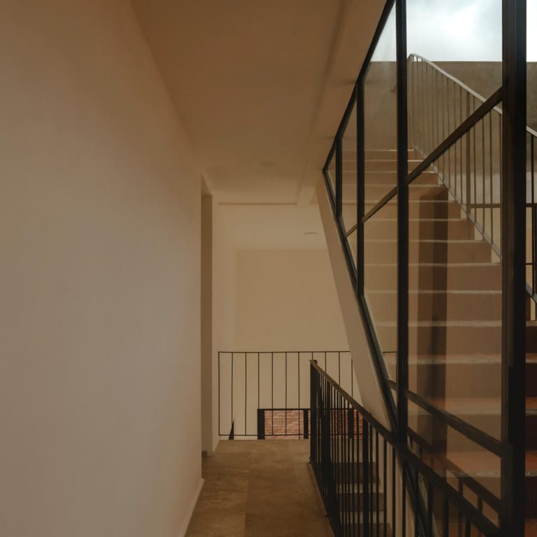 Casa Tiburón en Tláhuac: Arquitectura de Volúmenes y Ladrillo | TALC