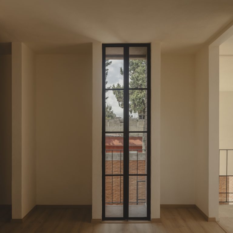 Casa Tiburón en Tláhuac: Arquitectura de Volúmenes y Ladrillo | TALC