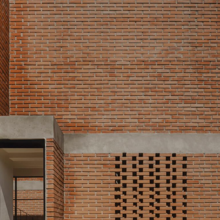 Casa Tiburón en Tláhuac: Arquitectura de Volúmenes y Ladrillo | TALC