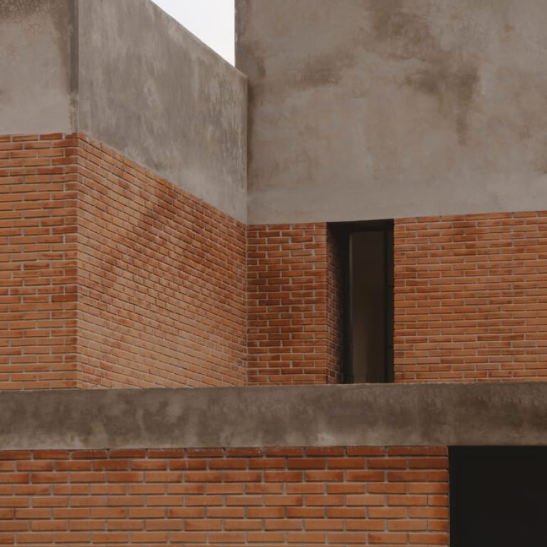 Casa Tiburón en Tláhuac: Arquitectura de Volúmenes y Ladrillo | TALC