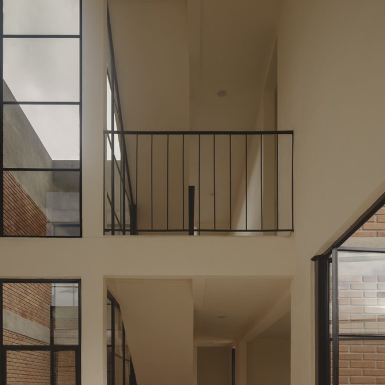 Casa Tiburón en Tláhuac: Arquitectura de Volúmenes y Ladrillo | TALC
