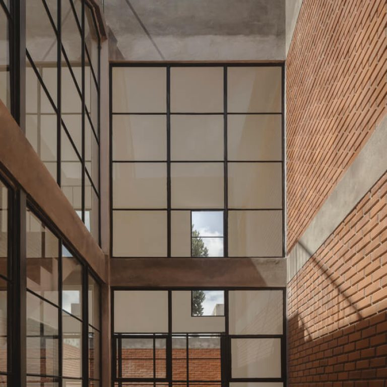 Casa Tiburón en Tláhuac: Arquitectura de Volúmenes y Ladrillo | TALC