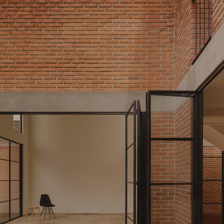 Casa Tiburón en Tláhuac: Arquitectura de Volúmenes y Ladrillo | TALC